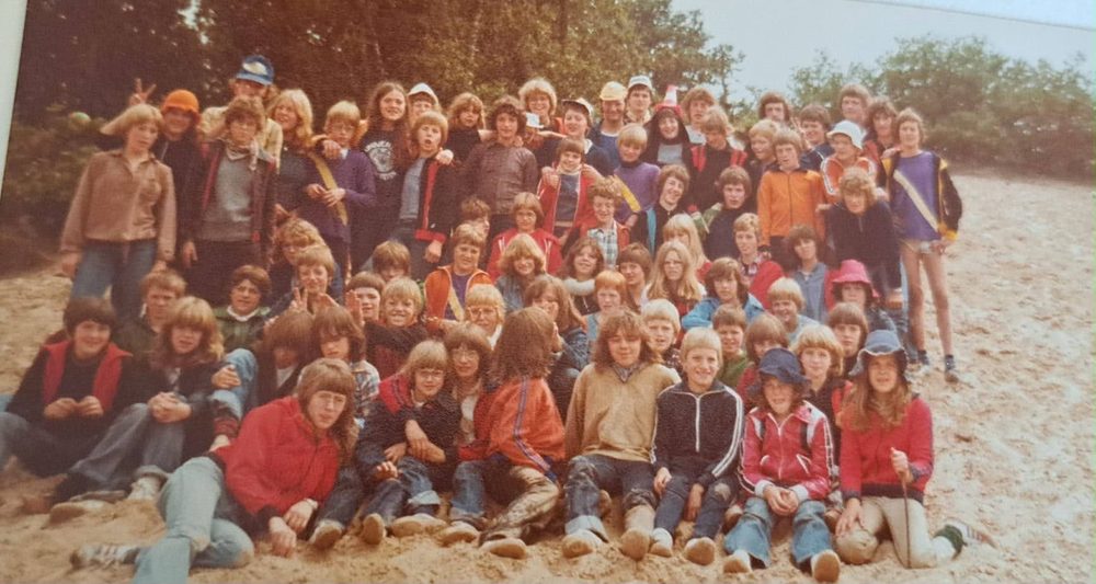 Groepsfoto oud-leden op kamp, 1985